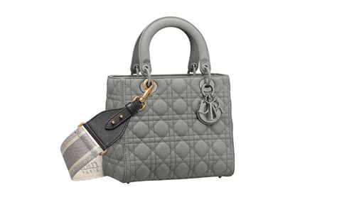 lady dior 幾 錢|Dior 黛妃包, Dior 戴妃包,LADY DIOR家族全盤點，四大款式，與 .